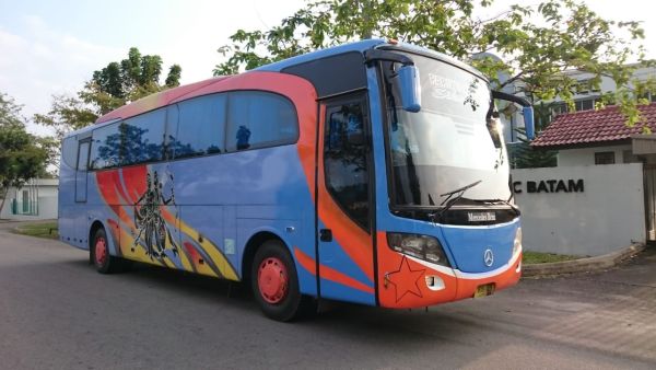 gambar mobil bus