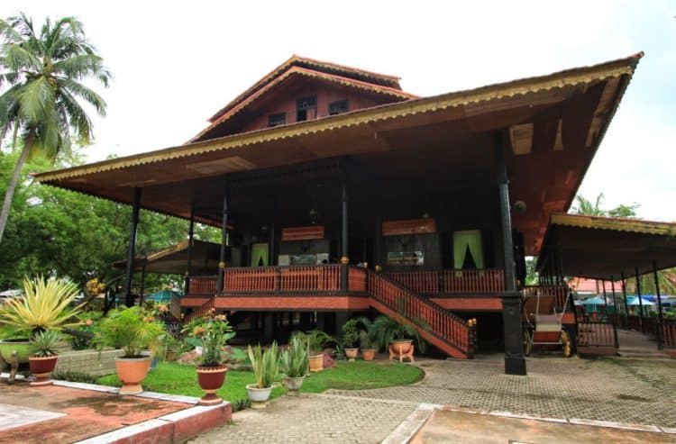 gambar rumah adat gorontalo