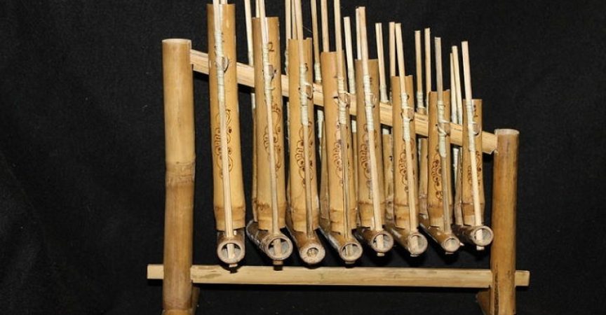 alat musik tradisional angklung