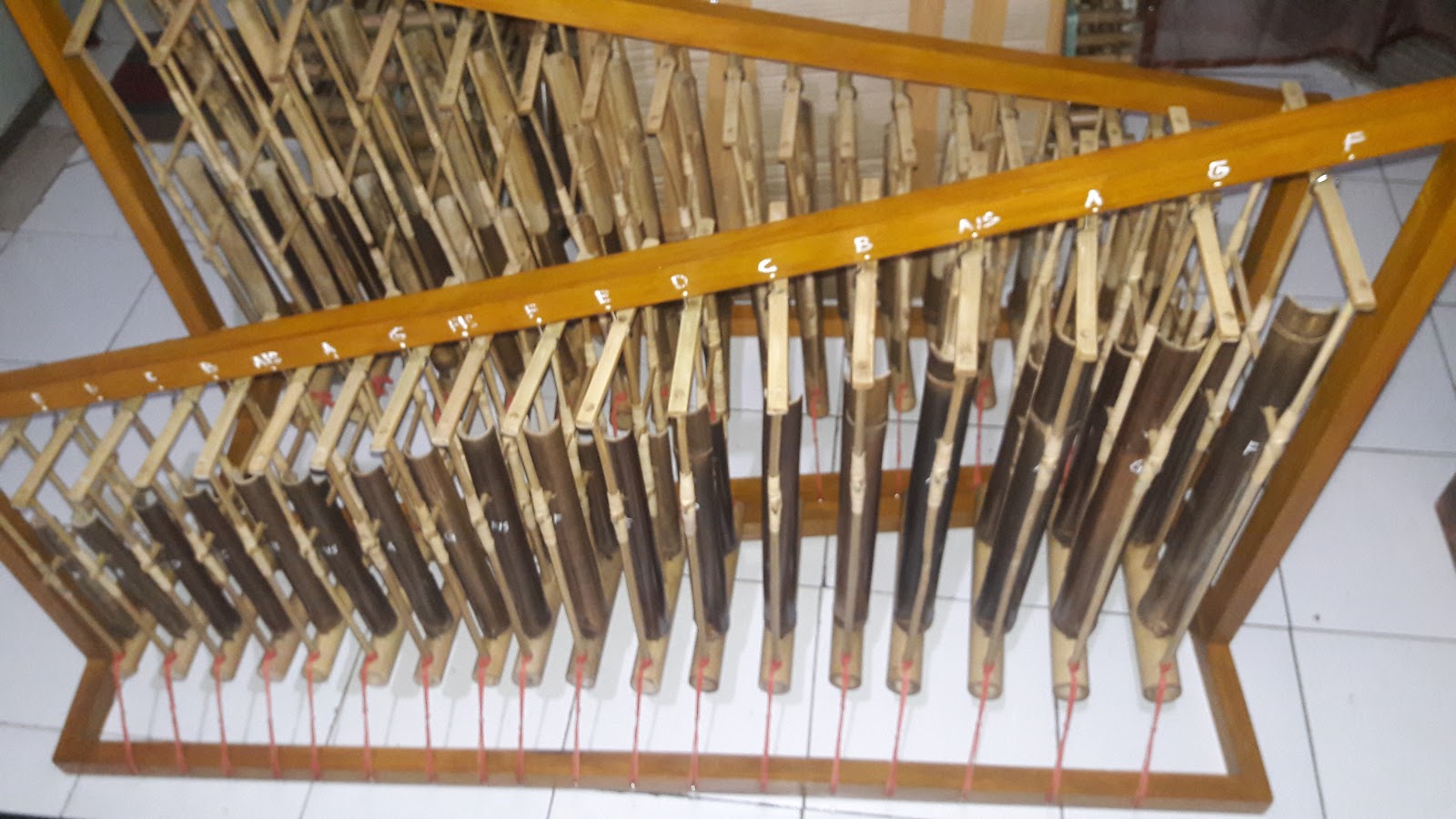 gambar angklung alat musik dari bahan bambu