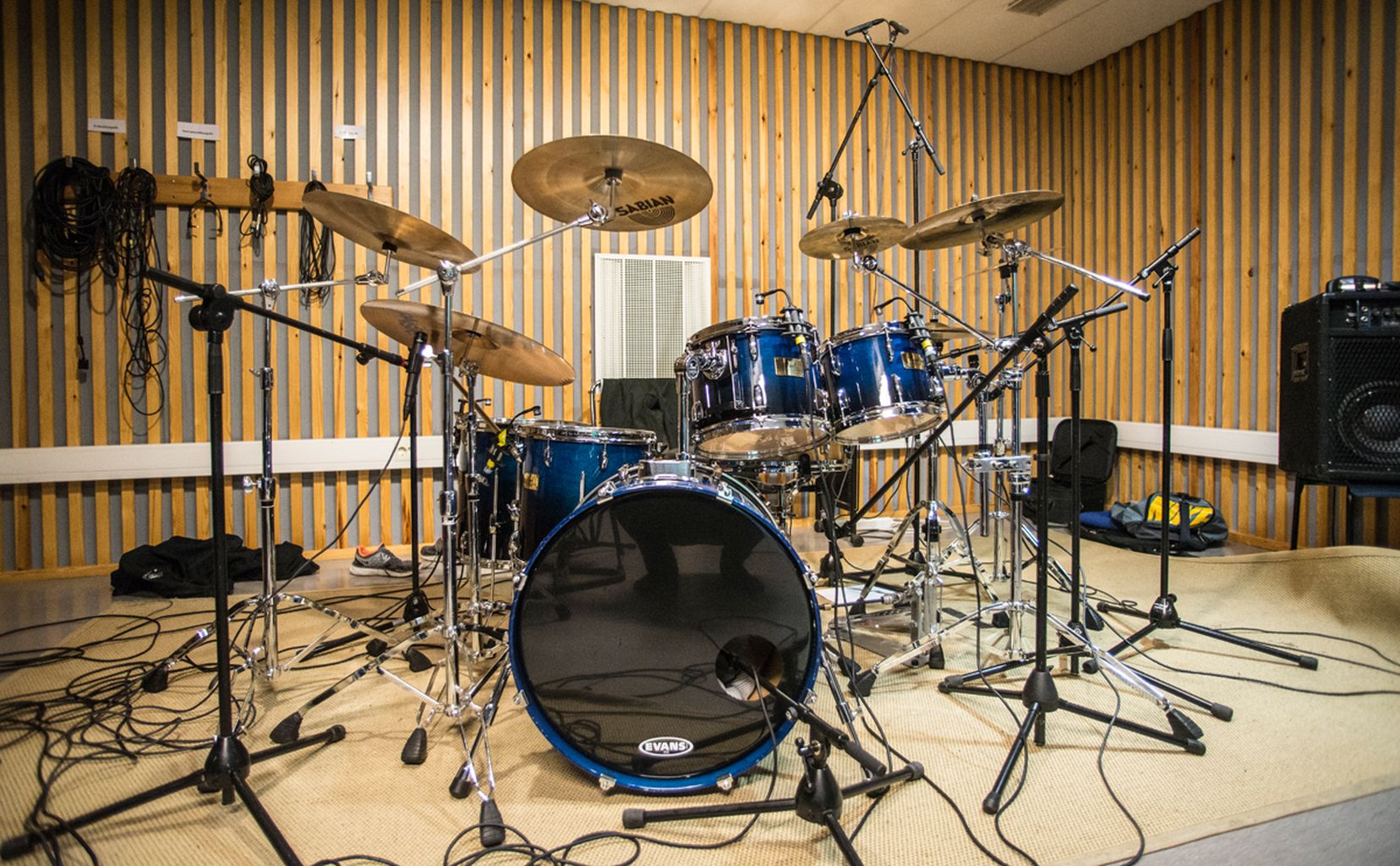 gambar drum di studio