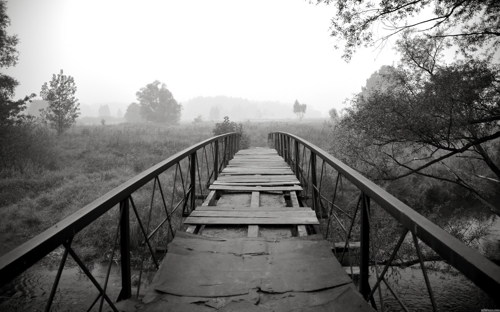 gambar jembatan hitam putih