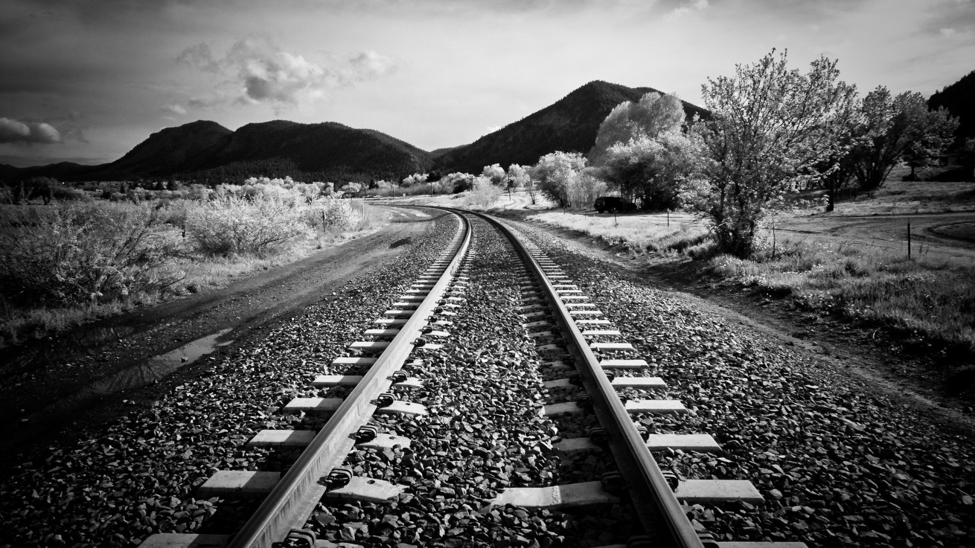 gambar rel kereta api hitam putih