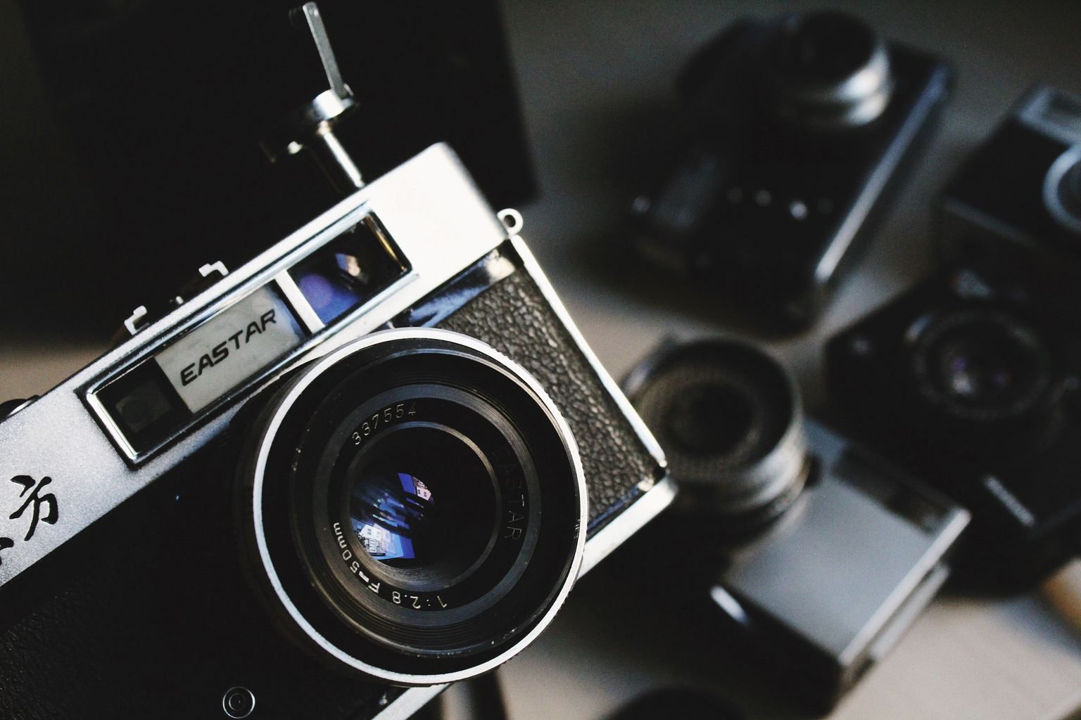 kamera analog jadul hitam putih