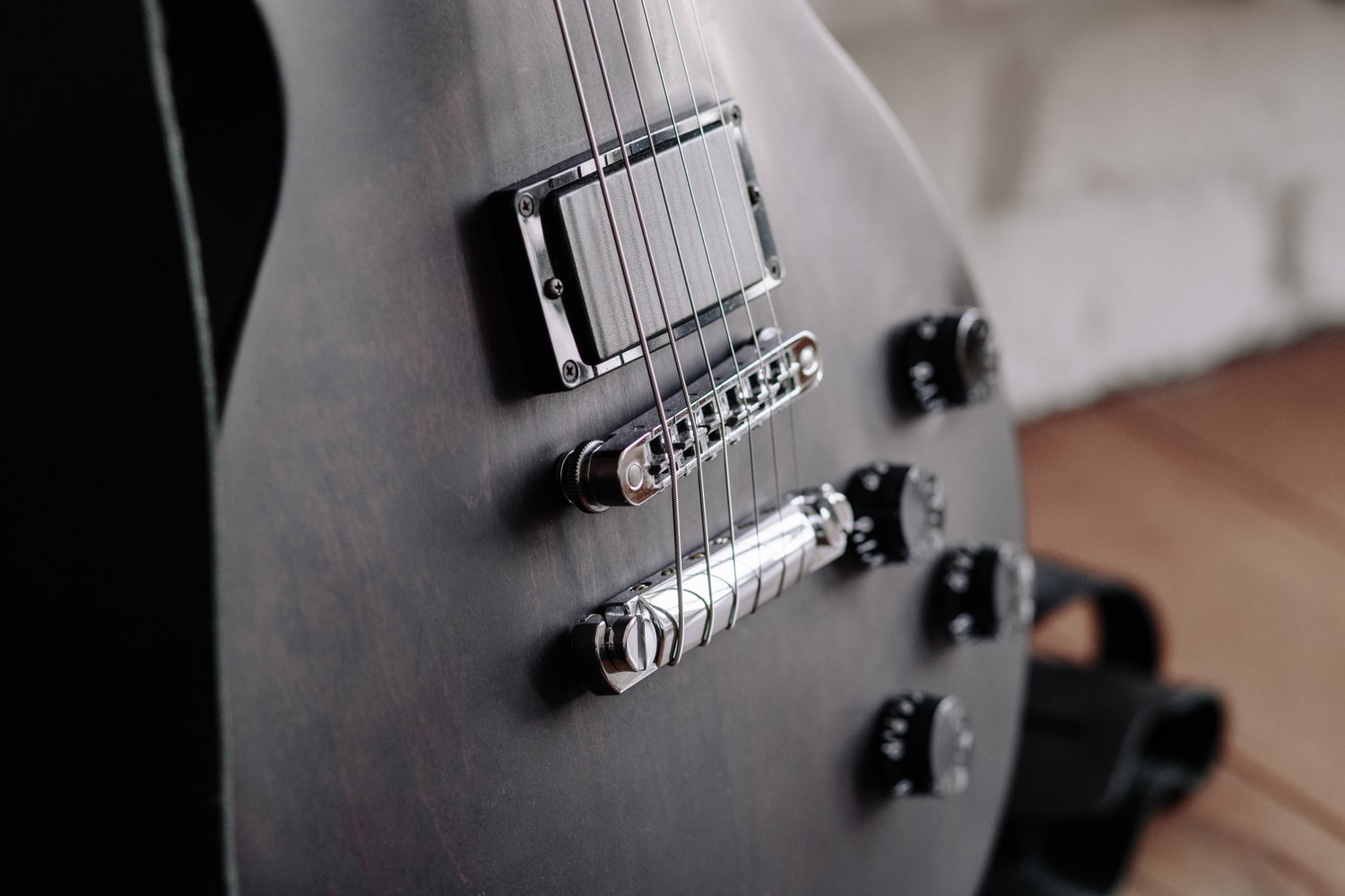 gambar gitar elektrik warna hitam
