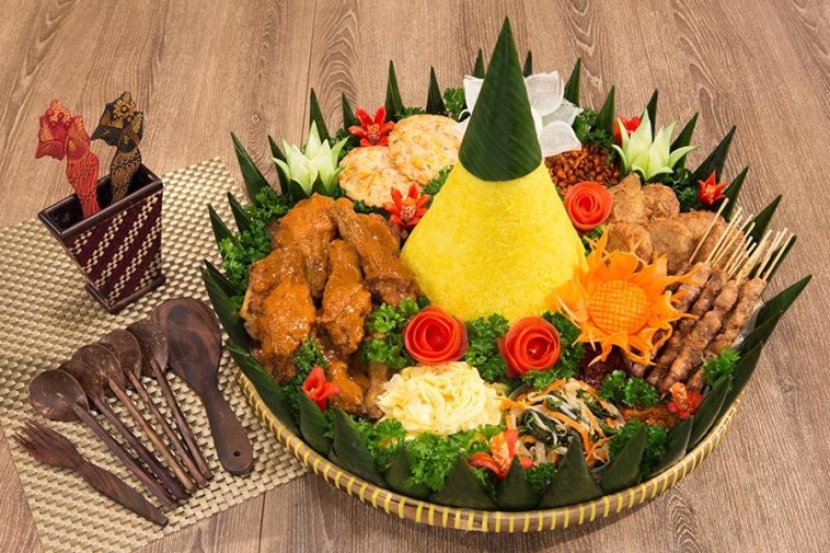 gambar nasi tumpeng kuliner Indonesia