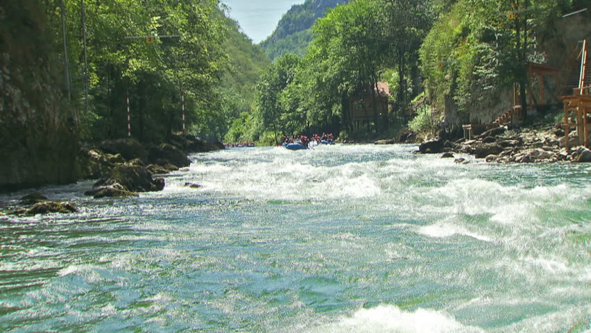 gambar sungai air deras