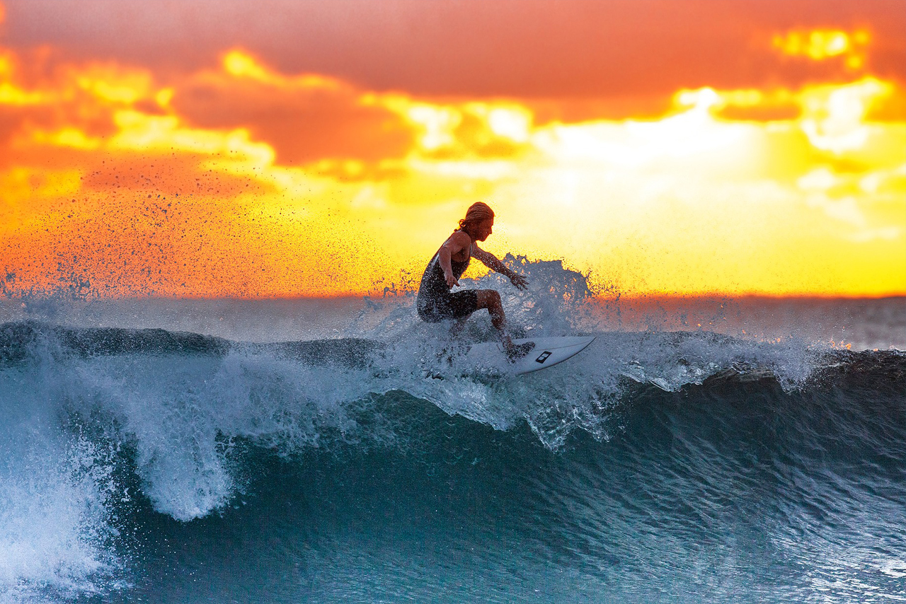 gambar olahraga surfing di laur