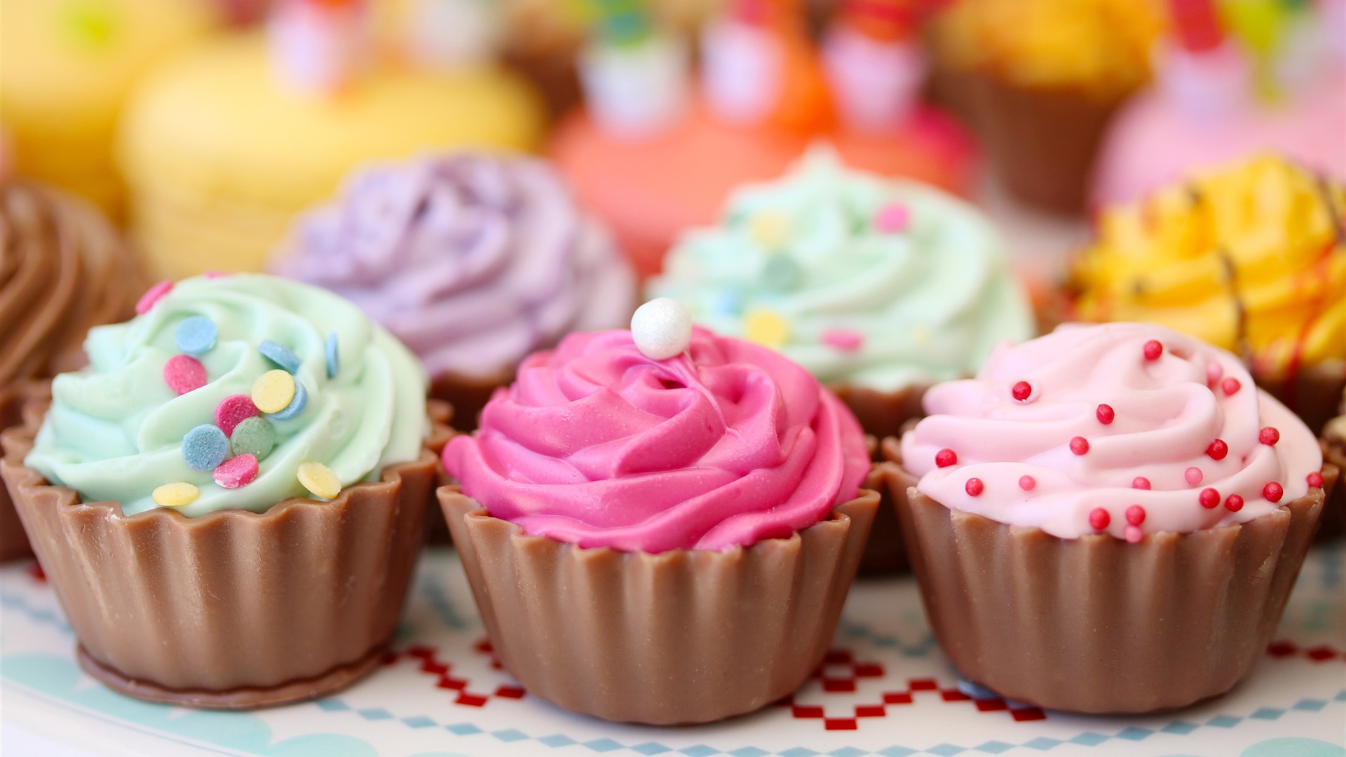 gambar cupcake warna warni