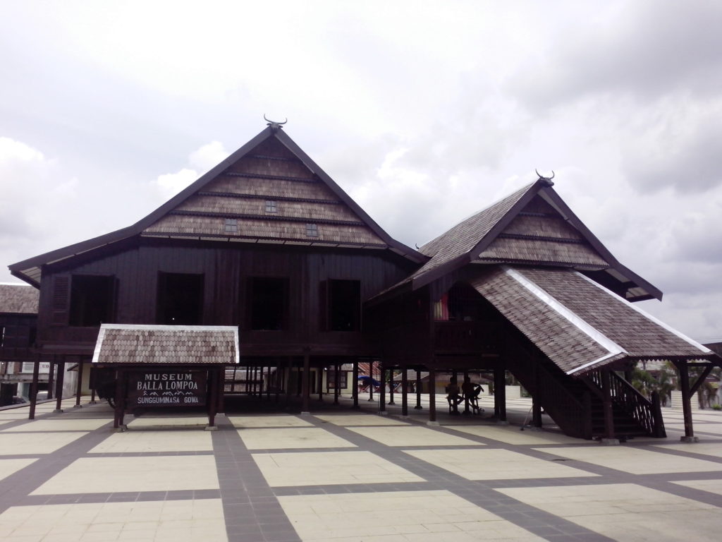 rumah adat suku makasar sulawesi selatan