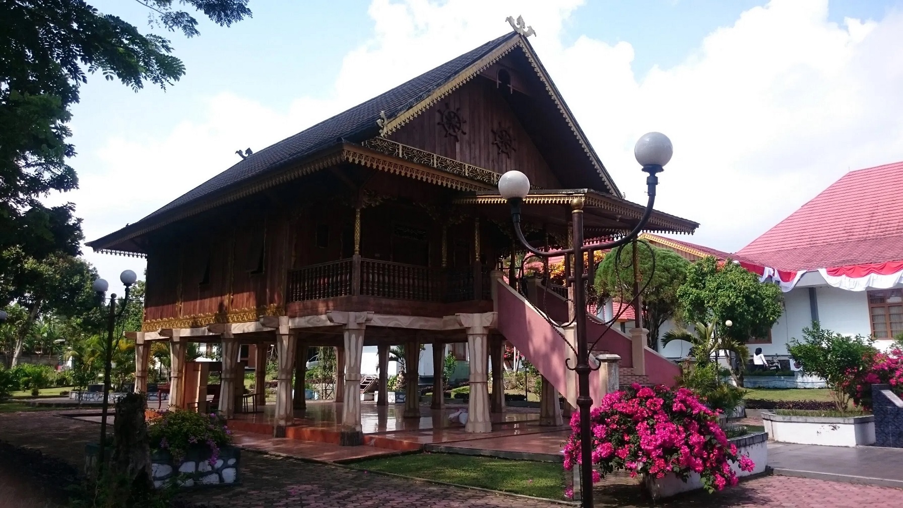Rumah bubungan Lima Rumah Adat Daerah Bengkulu
