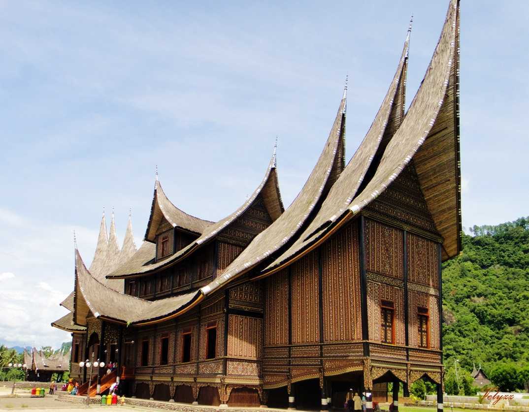 contoh gambar rumah adat minangkabau