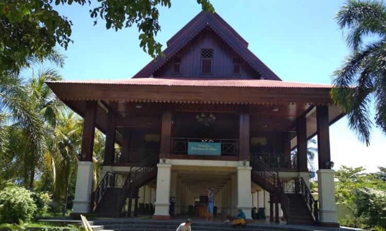 Rumah Adat Dulohupa Rumah Adat Gorontalo